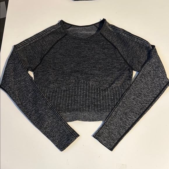 Fabletics Gray Ribbed Raglan Crop Top excercise - Picture 2 of 8